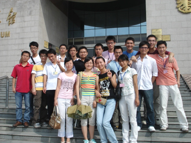 大學(xué)生參觀博物館